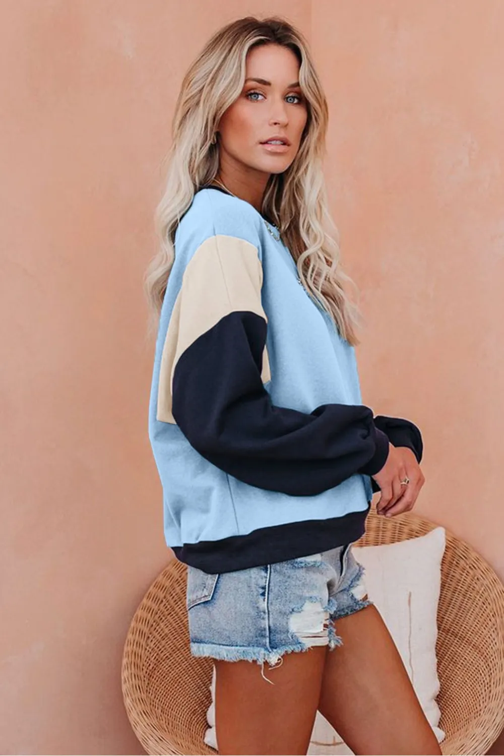 Blue long-sleeve tricolor sweatshirt