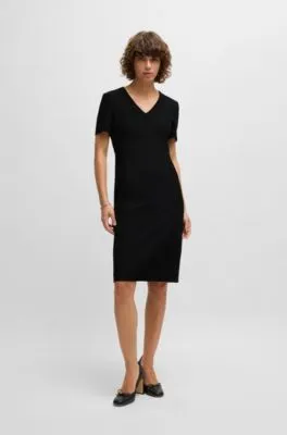 Vestido de tejido elástico con escote en pico